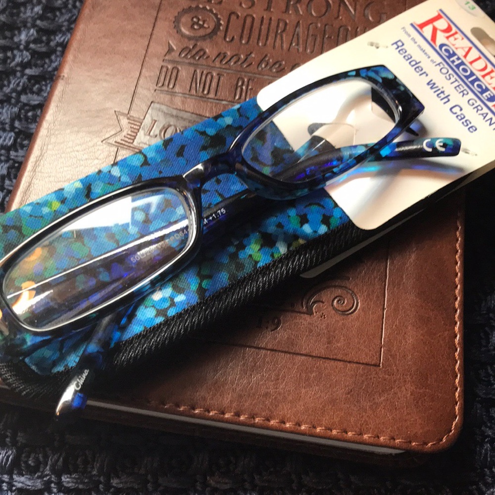 3 Foster Grant eye readers  and fashionable case - Picture 3 of 8